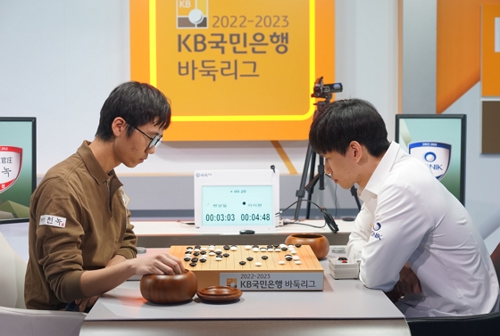 천정이 뚫렸다...'위'에 아무 것도 없다 