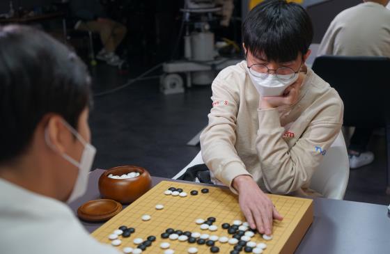 적으로 만난 형과 동생...