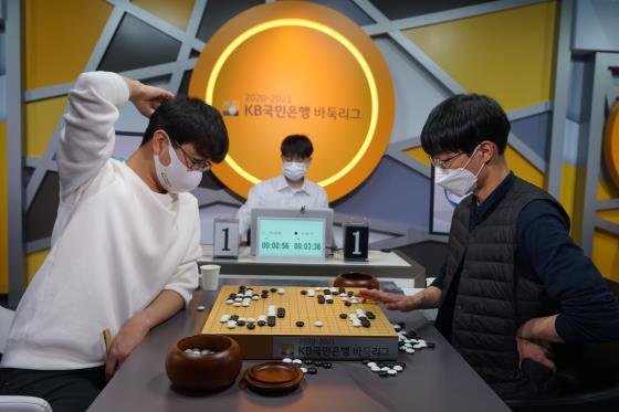 포스코, 5승 대열 합류...중위권 싸움 총성 울렸다