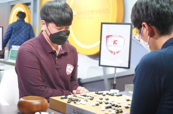두 번 지고 활짝 웃은 막내 주장 ...한국물가정보, 챔피언결정전 진출  