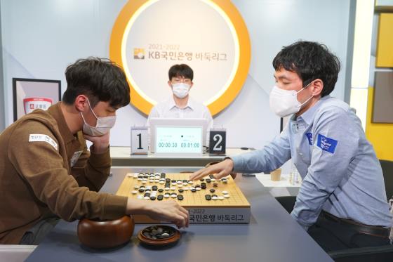 '전설'은 대마를 잡았지만... 