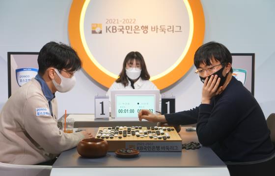 포스코케미칼, 킥스 꺾고 전반기 1위 