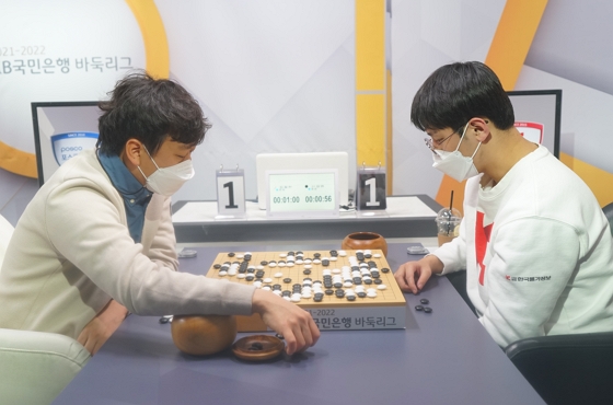 최철한에 울고 웃고...포스코케미칼, 통합 1위 수성   