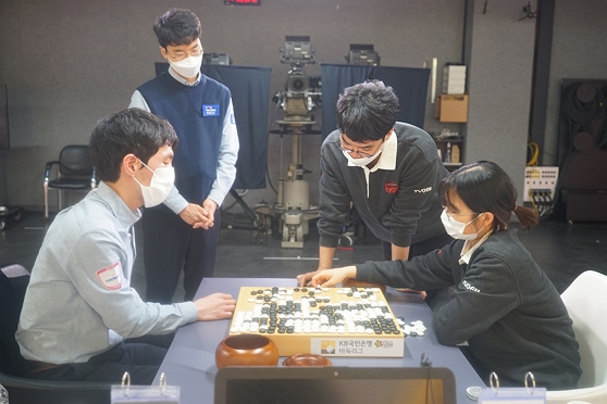 밤 11시 50분, 이창호 9단이 반집을 남겼다  