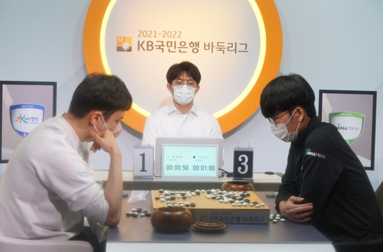 신진서, 박정환 꺾고 '정규시즌 전승, 리그 통산 100승' 
