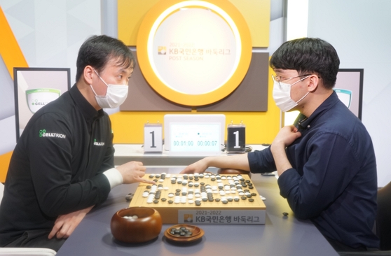 신진서, 신민준 격파...셀트리온 1차전 압승 