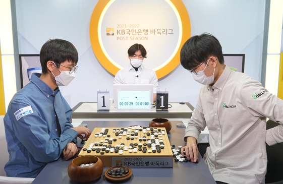 신진서 '허리 삐끗'...그래도 23연승 달렸다 